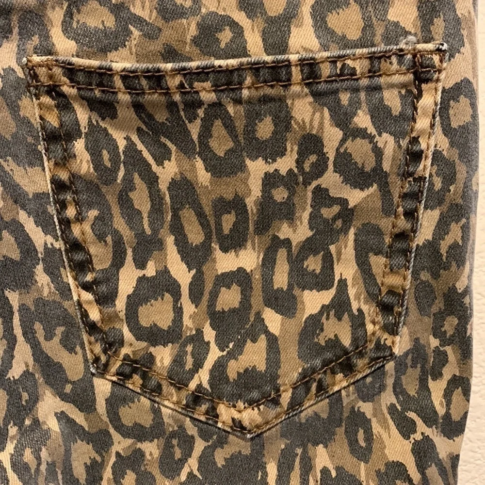 Easel Womens distressed animal print Jeans in size small. Raw hem. Cute!‌‌‌‍‍‍‍‍